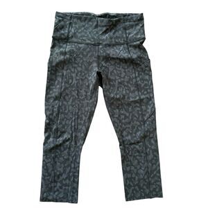 Lululemon 6 Black Camoflauge Women's Capri‎ Leggings